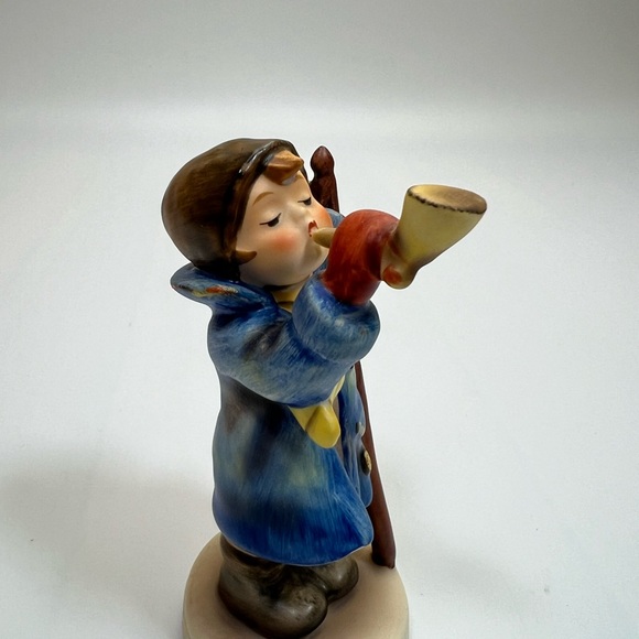Goebel Hummel Hear Ye Hear Ye Ceramic Boy with Horn, Latern & Staff Figurine - Picture 11 of 12